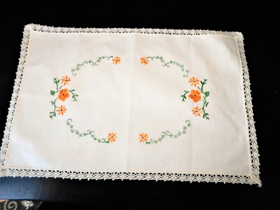 VINTAGE BESTICKTER TISCHSCHUTZ HELLCREME LEINEN HÄKELKANTE 18,5'' X 12''