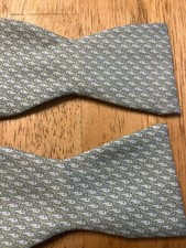 Vineyard Vines Martha s Vineyard Mens Bow Tie Green Blue Whales SILK