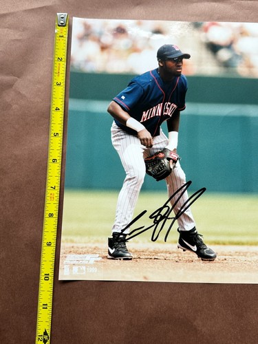 CRISTIAN GUZMAN MINNESOTA TWINS SIGNED AUTO 8X10 PHOTO (A) - Picture 2 of 4
