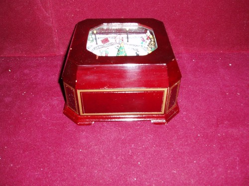 music box moving ice rink Christmas seen w/key in fair shape works great  - Foto 3 di 6