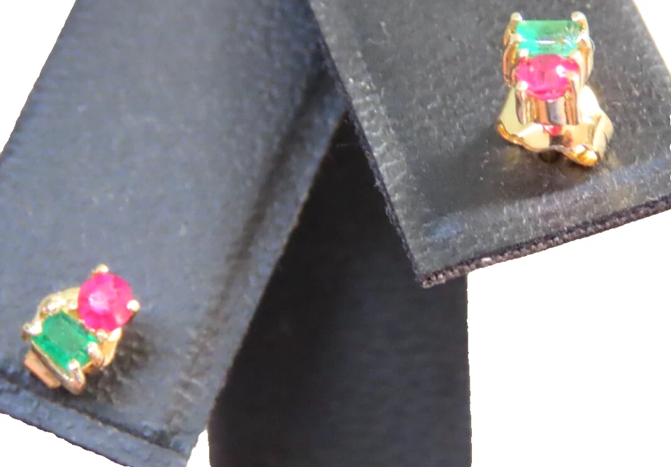 Ohrringe aus 18 Karat Gold mit natürlichen Smaragden und Rubinen - Bild 3 von 4