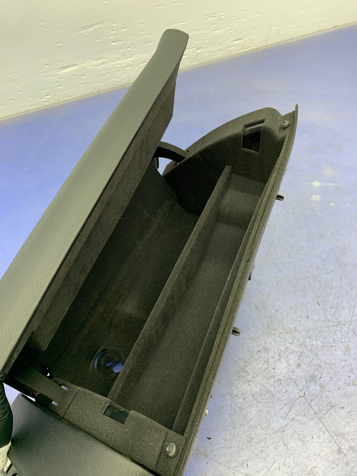 2014 - 2017 MASERATI GHIBLI OEM RIGHT FRONT DASH GLOVE BOX ASSEMBLY 60019274