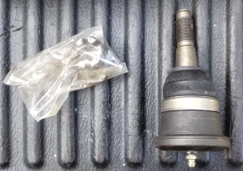 Rótula inferior delantera NOS GM 9766423 1984-1995 G10-30 G1500-3500 P30 Foto 3 de 4