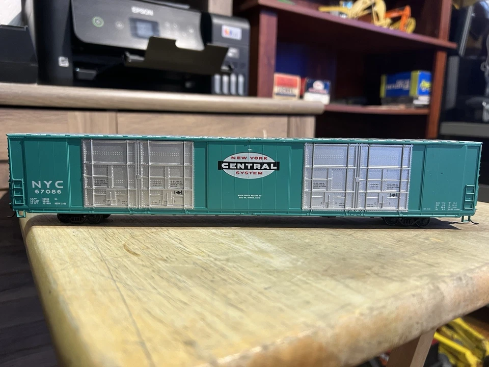 HO Scale Athearn assembled blue box 86' 8 door box car New York central - Image 2 of 4