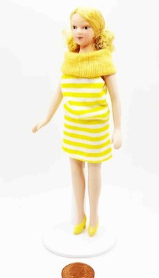 Puppenhaus Sue eine Dame im gestreiften Kleid Maßstab 1:12 Miniatur Puppe O tumdee
