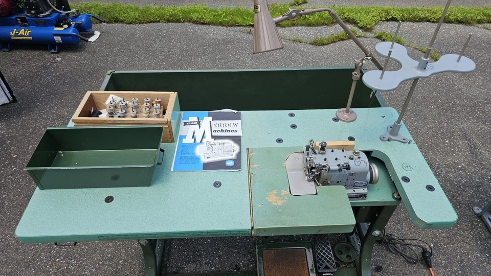 Serger Overlock Industrial Merrow Vintage Modelo M-3DW-2, 3 hilos, con mesa Foto 2 de 4