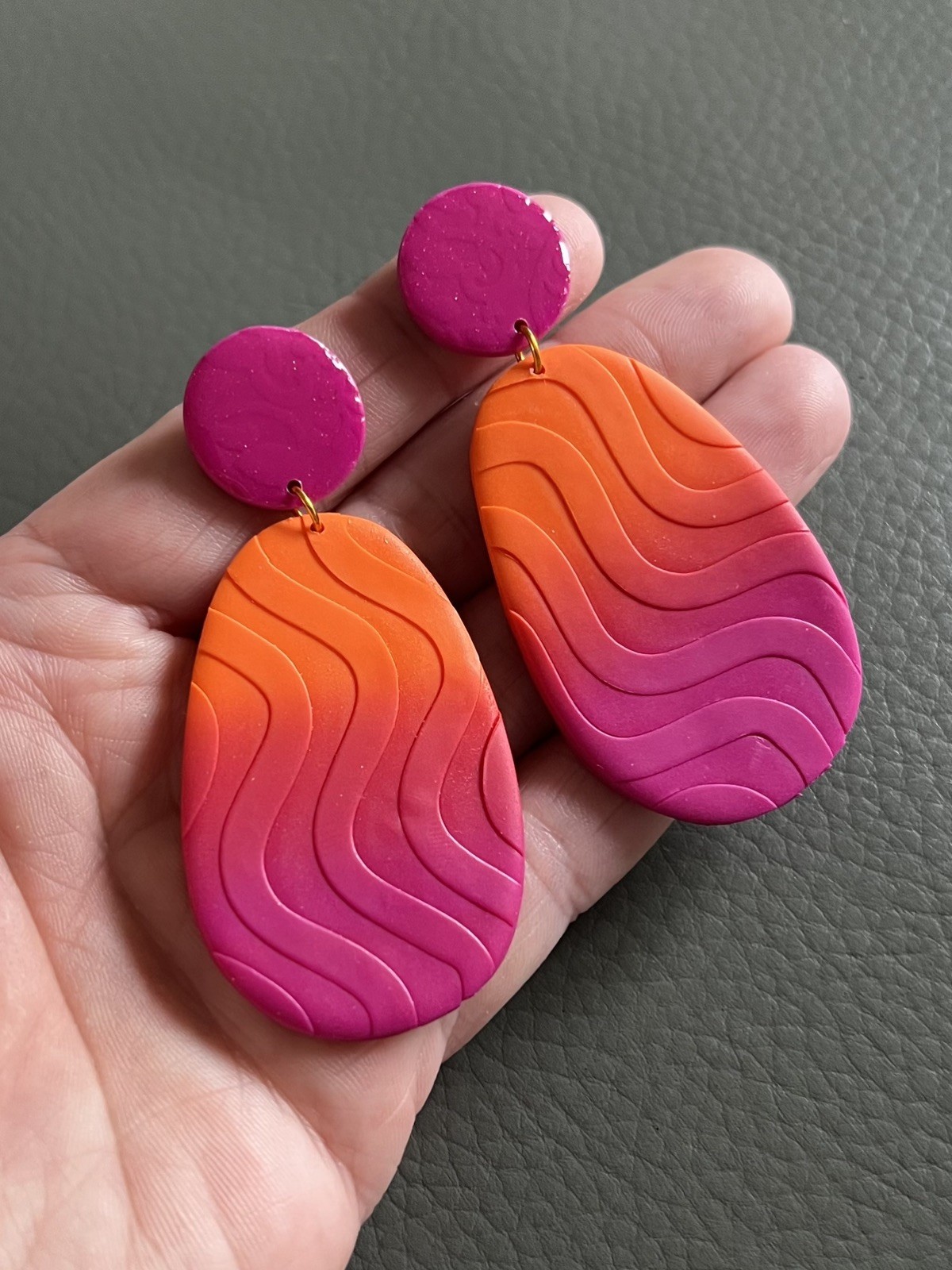 Pendientes grandes hechos a mano de arcilla polimérica ombre - Pendientes fucsia y naranja