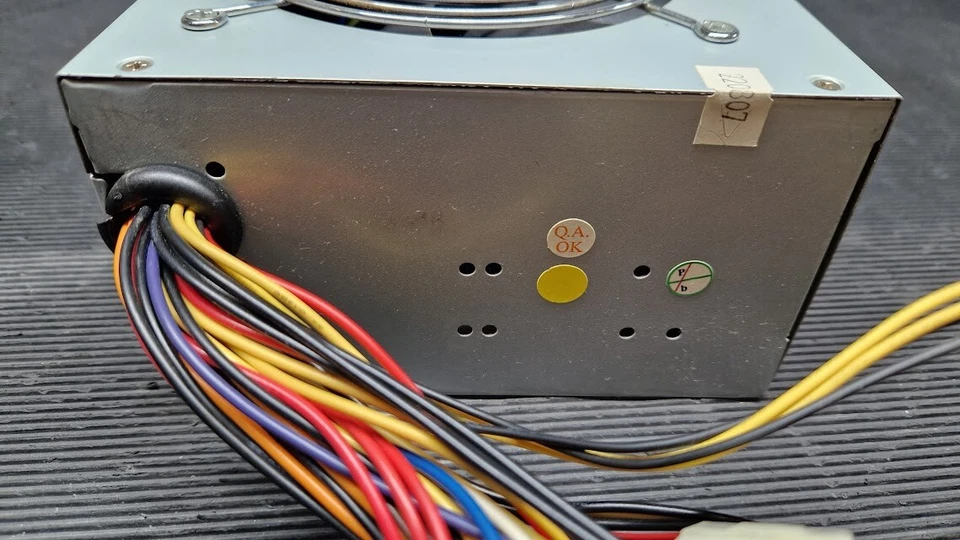 LPK19-520W ATX Stromversorgung - Gebraucht, Aktiv, 230V, Nein Stromkabel - Bild 4 von 4