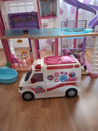 Mattel Barbie Puppenhaus, Mit Möbel, Roller und Krankenwagen - Bild 5 von 5