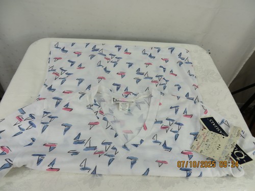 T-shirt maglietta Queen Casuals taglia S nuova con etichette poliestere/cotone bianco blu barche a vela USA - Foto 7 di 24