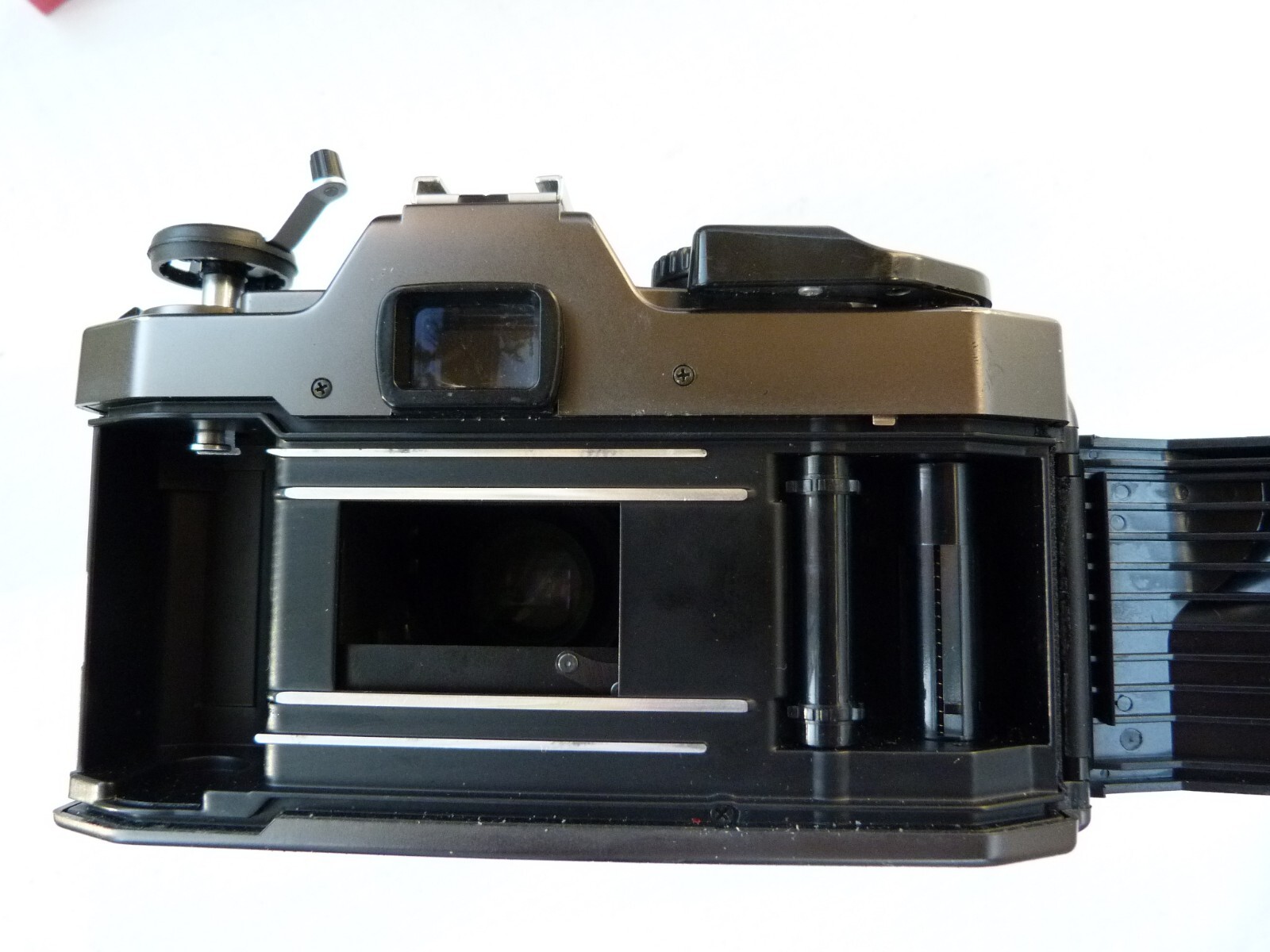 OLYMPUS OM2000 spot metering 35mm SLR Film Camera with 35-105/3.5-4.5 lens. READ