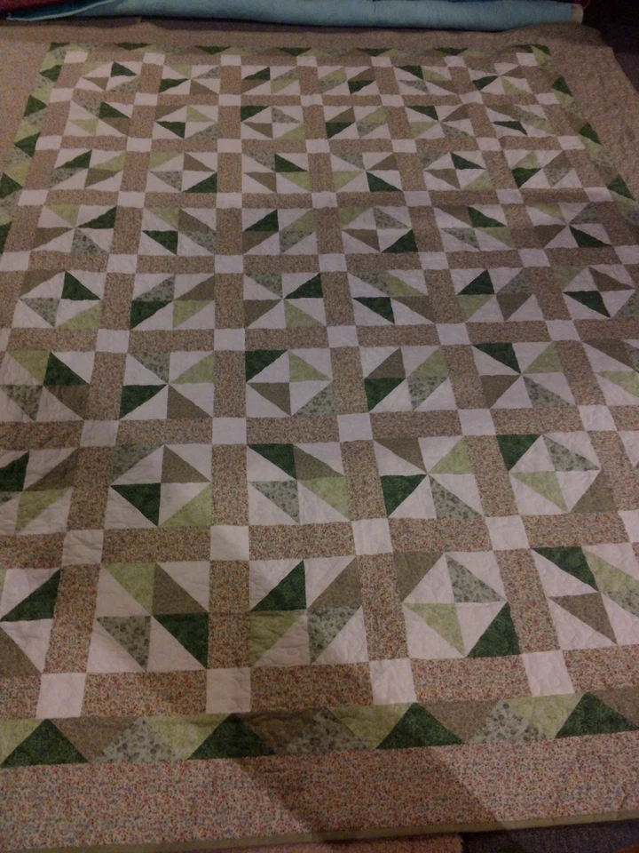 Edredón hecho a mano tonos de verde acolchado a máquina, molinete completo/queen Foto 2 de 4