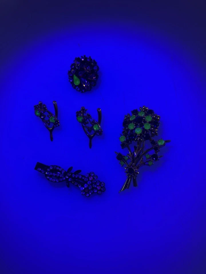 Lote de broches y pinzas para el cabello vintage de vidrio de uranio brillante hallazgos patrimoniales Foto 3 de 4