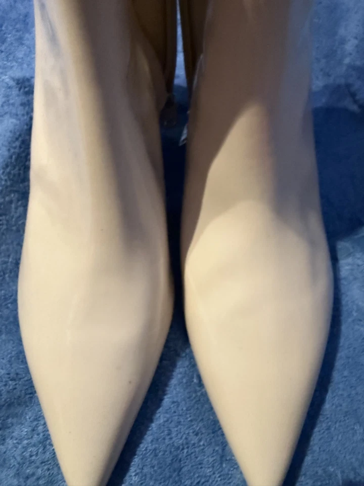 Botines para mujer COACH charol marfil. Talla 9,5 Foto 2 de 4