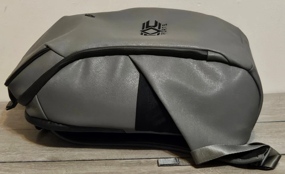 Mochila Vessel PrimeX DXR Signature TOC Logo Gris Cuero Sintético Premium Foto 3 de 4