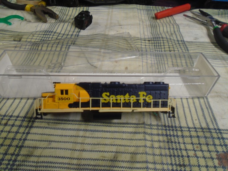 Life Like N Scale 7843 Santa Fe - For Parts or Repair