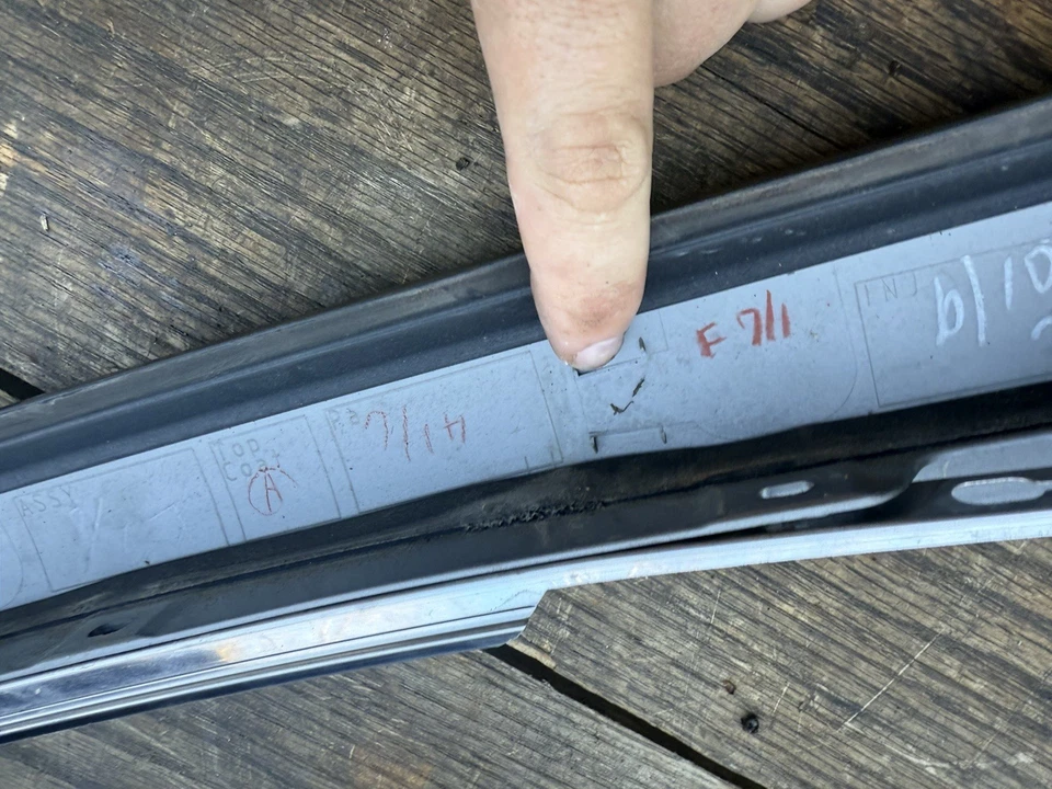 09-15 Infiniti G37 Q60 Convertible Lado del Conductor LH Parabrisas Pilar Cubierta Foto 3 de 3