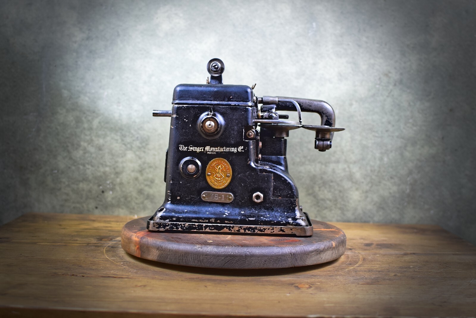 Antiqe Singer Sewing Machine Head 17511 Furier Leather Skin Overlock