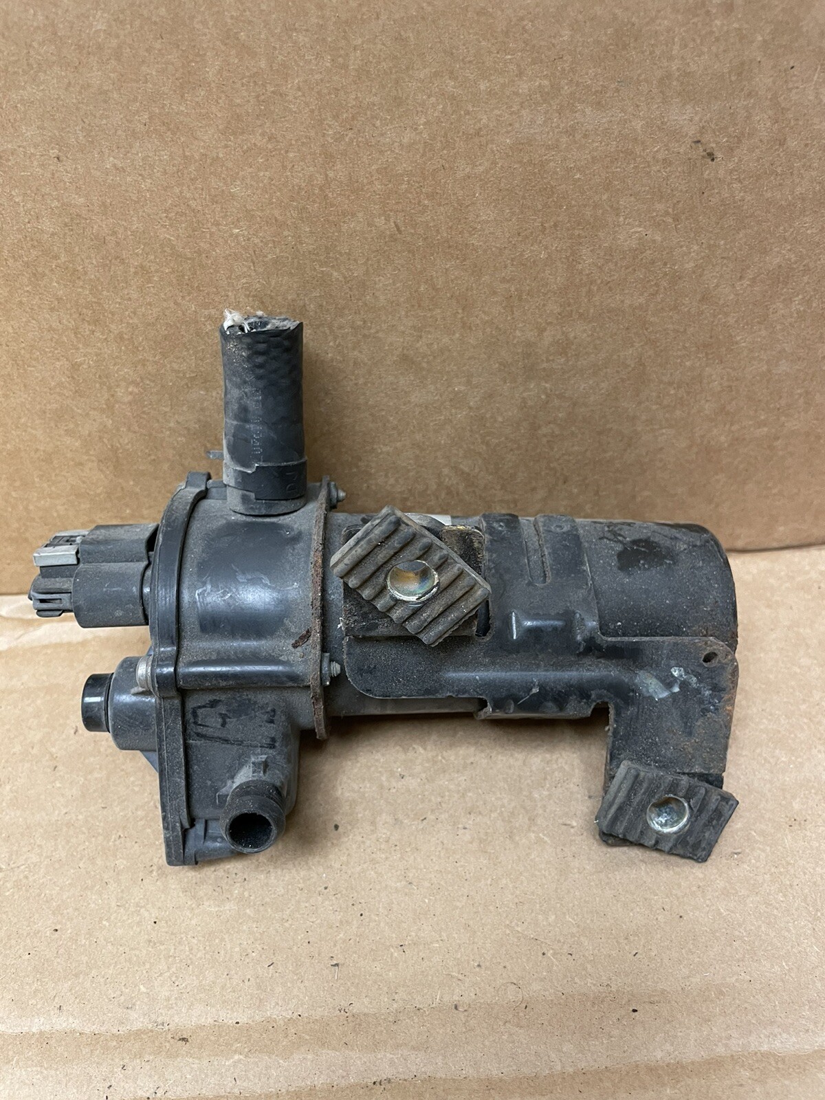 0306 GMC YUKON SILVERADO SUPPLEMENTAL BRAKE VACUUM ASSIST PUMP OEM