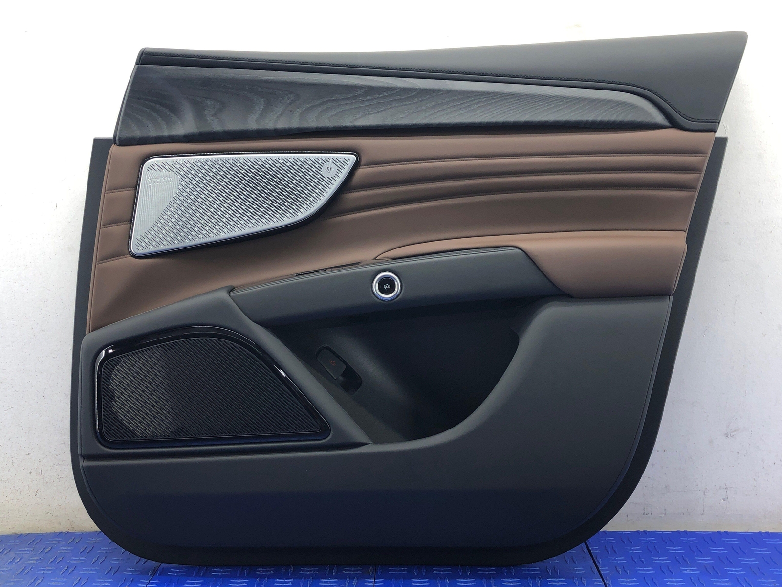 2023 MASERATI GRECALE FRONT RIGHT DOOR TRIM PANEL W/PREMUIM SOUND LED BROWN