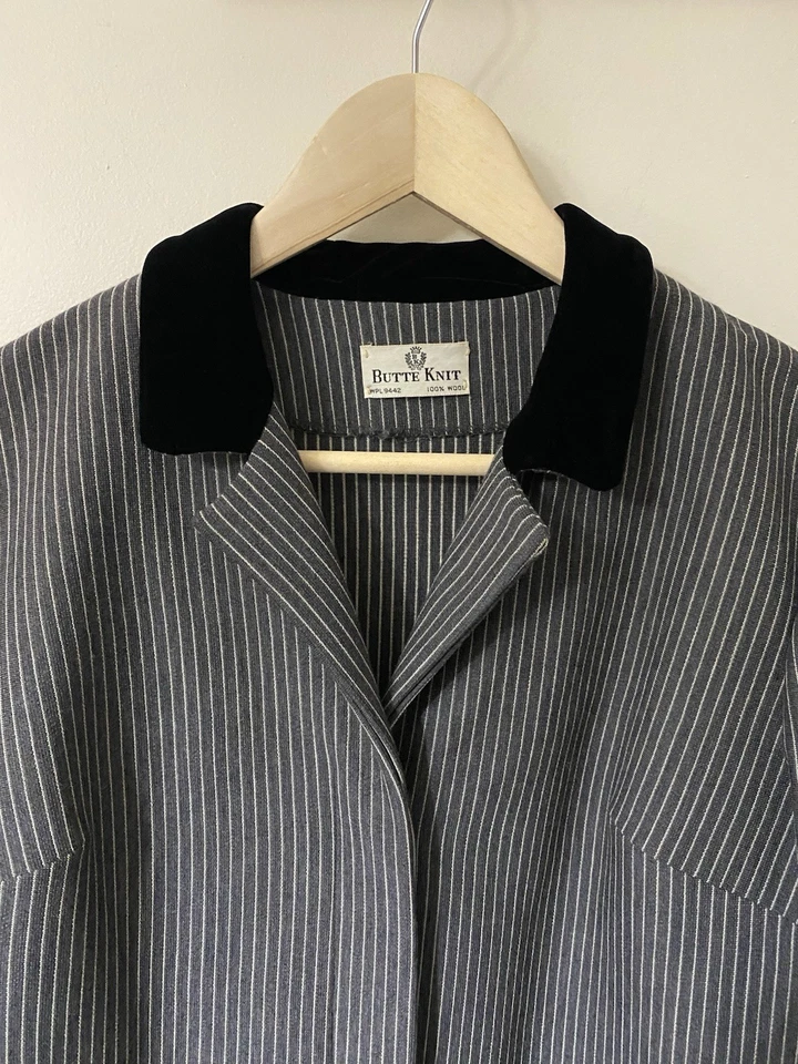 Vintage 1960’s Butte Knit Wool Grey Pinstriped Blazer Skirt Velvet Collar Set M - Image 3 of 4