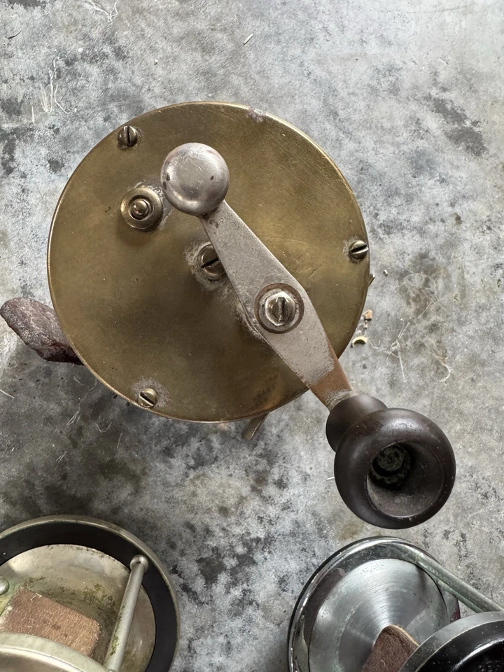 Três molinetes de pesca para arrastar o polegar - Imagem 3 de 4