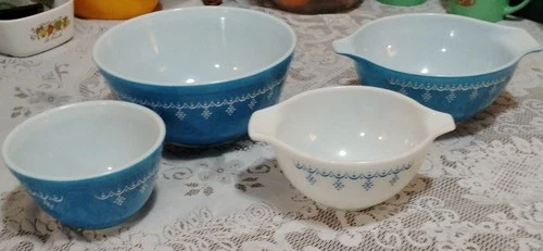PYREX - 4 pc. SNOWFLAKE Blue & White GARLAND Cinderella Mixing, Nesting Bowl Set