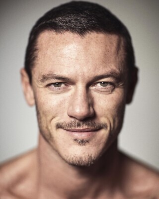 LUKE EVANS 8x10 PHOTO *