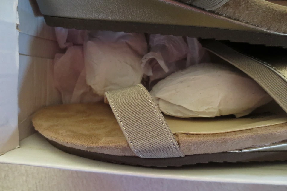 Women Sofwear By Beacon Noelle Sandals Size 10M Pewter Color New - Image 4 of 4