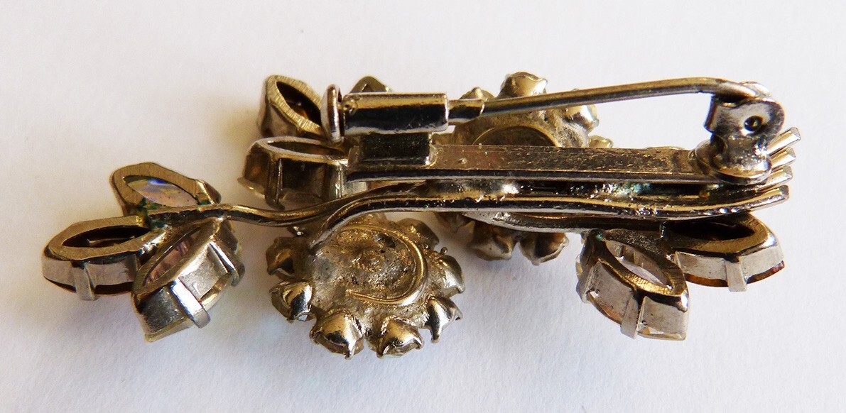 Broche Ancienne Vintage Années 1950 - Motif Feuillage Avec Strass - Diamètre ~3.2 Cm - Occasion Bon état