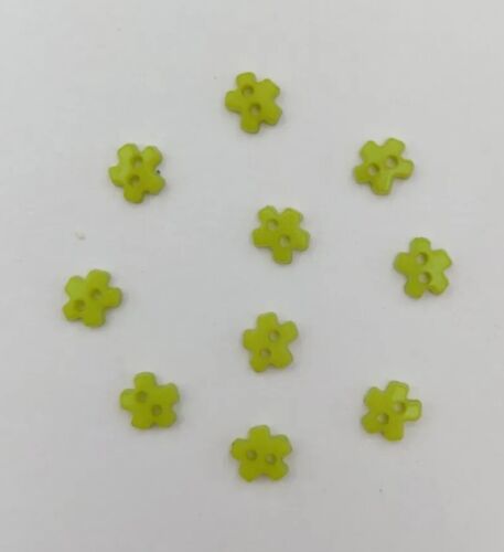 10 x Green Tiny 6mm Acrylic 2 Holes Flower Buttons Sewing / Card Making - New - Foto 1 di 2