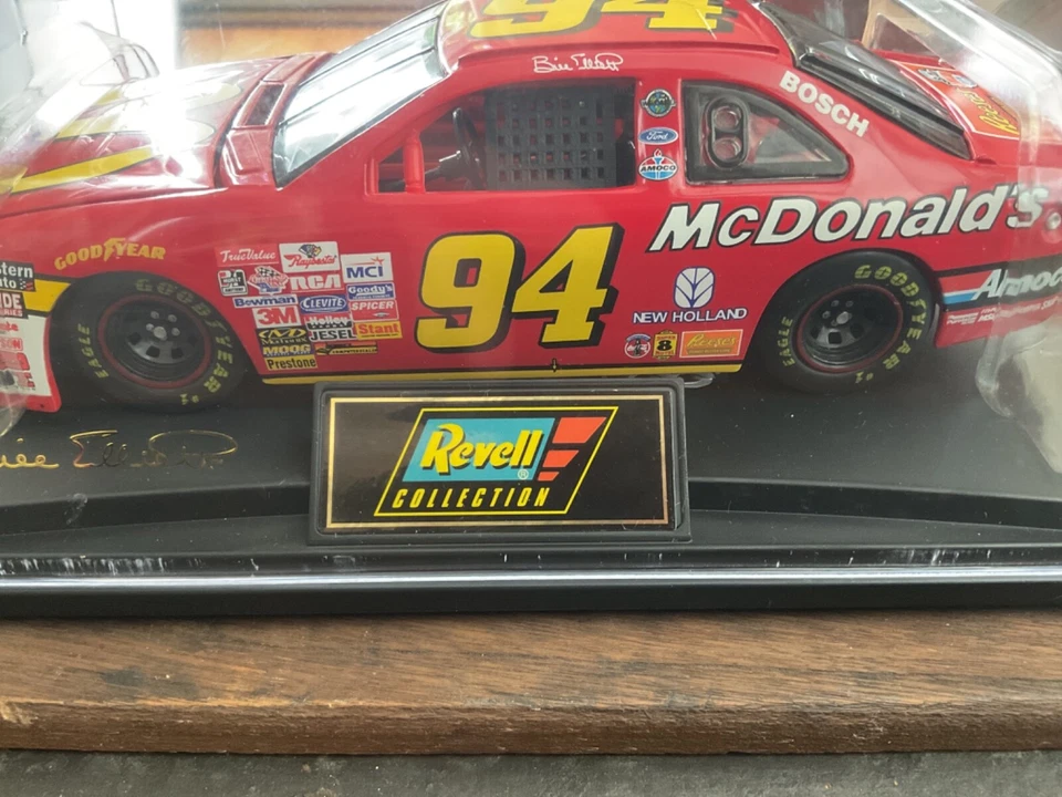 Ford Thunderbird 1:24 diecast Revell Collection Club NASCAR #94 McDonald's 97 Foto 3 de 4