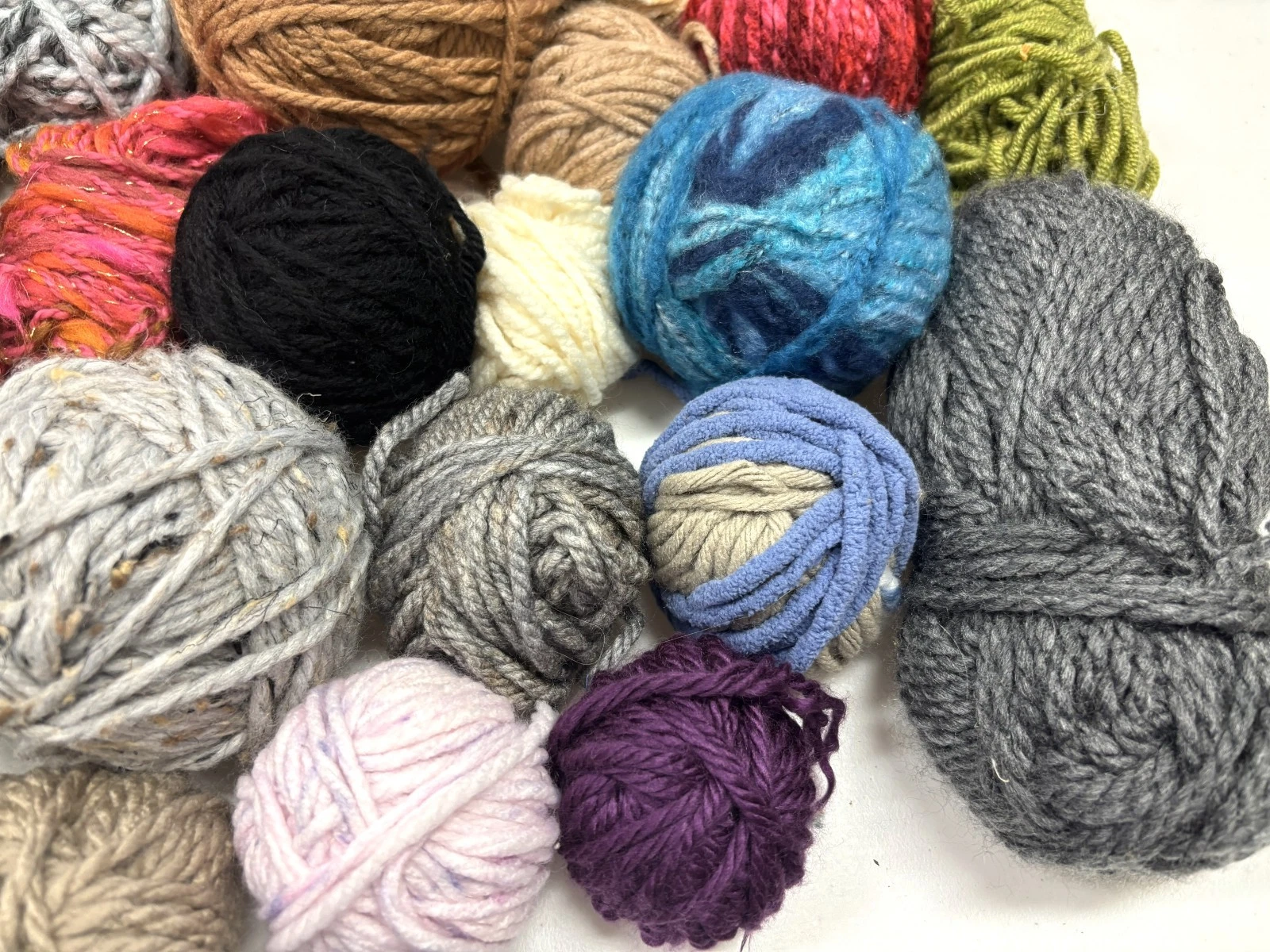 Destash 26 Balls Of Bulky Yarn Mostly Acrylic Over 2 Pounds Nice Colors - product detail image 4