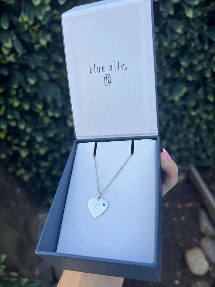 Ожерелье с серебряным сердцем из голубого Нила с гравировкой инициалом C и камнем-таметистом - Изображение 2 из 4