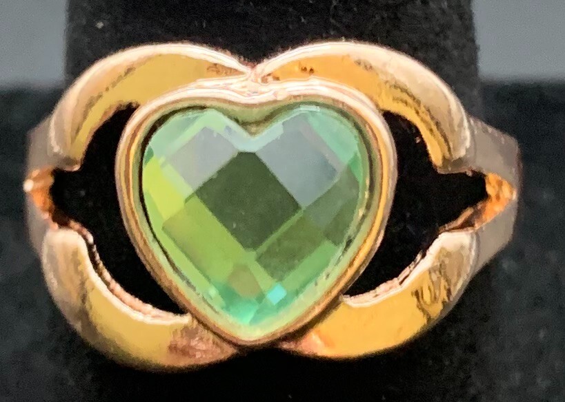 Vintage Antique Gold Tone Green Rhinestone Heart Ring - Size 6.5