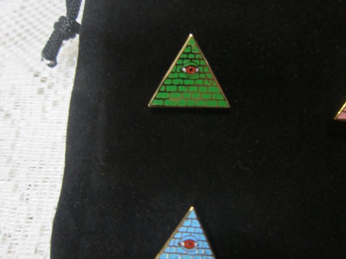 Offizielles Pin Illuminati INWO Kartenspiel Steve Jackson grün rosa blau WÄHLEN SIE 1 - Bild 5 von 8