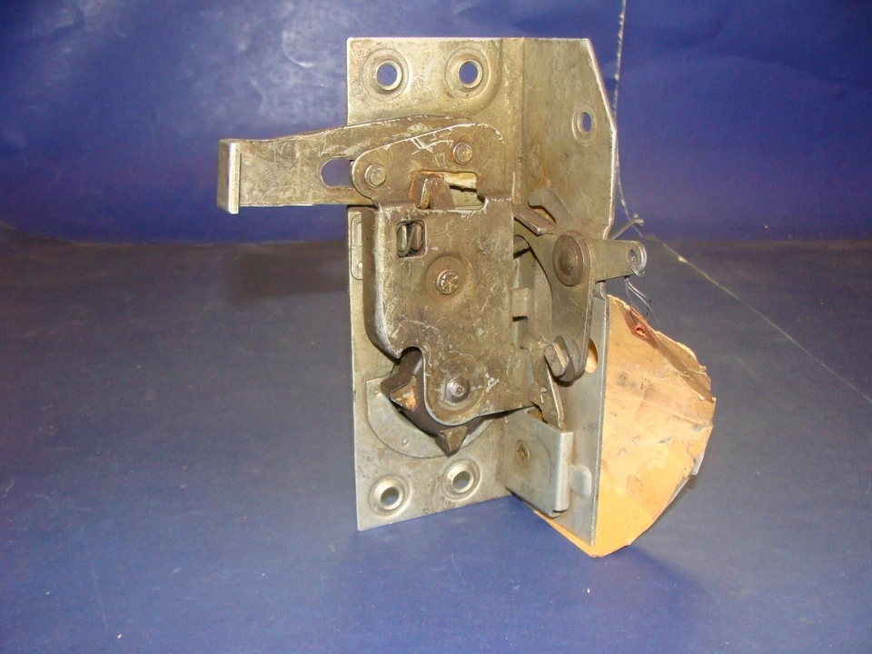 Pestillo puerta derecha Studebaker parte #1312262 delantero derecho: todos los sedanes 1956-57 nuevo de stock Foto 3 de 4