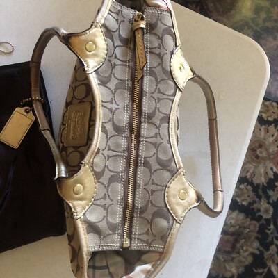 Woman's Authentic Coach pocketbook, D0893-12369, signature pattern