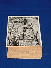 ORIGINAL WWII PRESS PHOTO OF MARINES GRAVE