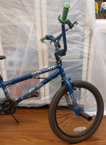 Boys' Thruster BMX Bike 20" w/ Front and Rear Pegs. - Picture 4 of 21