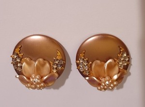 Vintage clip on floral Earrings w/ faux pearls & clear rhinestones marked Leru