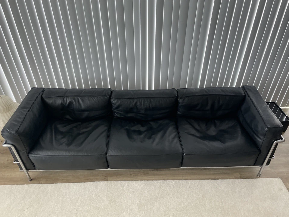 Sofá Cassina Le Corbusier LC3 sofá de tres asientos cuero negro - estampado con etiquetas Foto 4 de 4