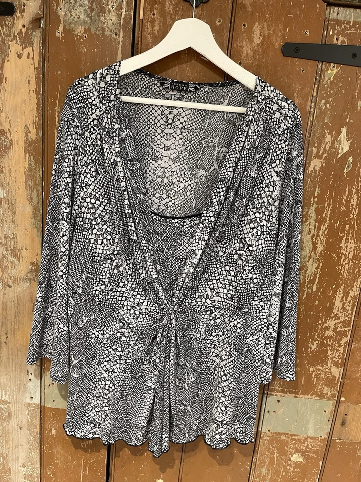 Blusa túnica Top Joanna Hope acanalada cuello en V manga 3/4 negra mezcla serpiente 22 Foto 2 de 4