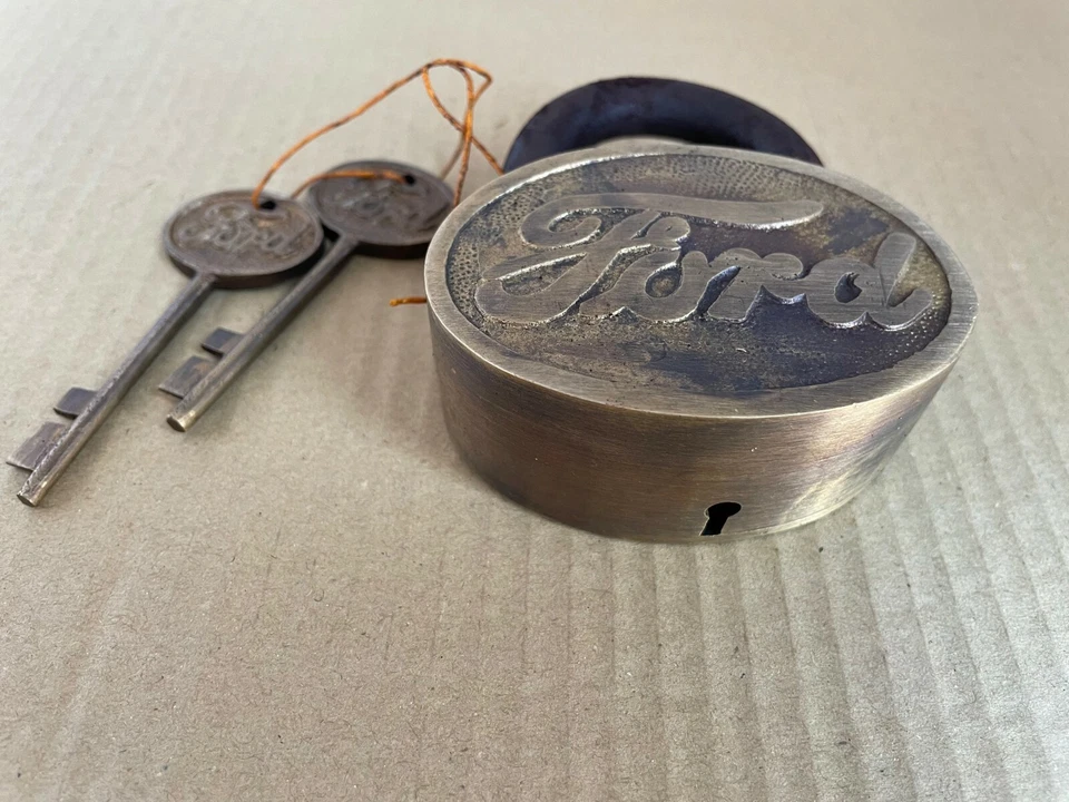 Ford Large Brass lock Ford Logo Shape padlock with 2 keys - Image 3 of 4