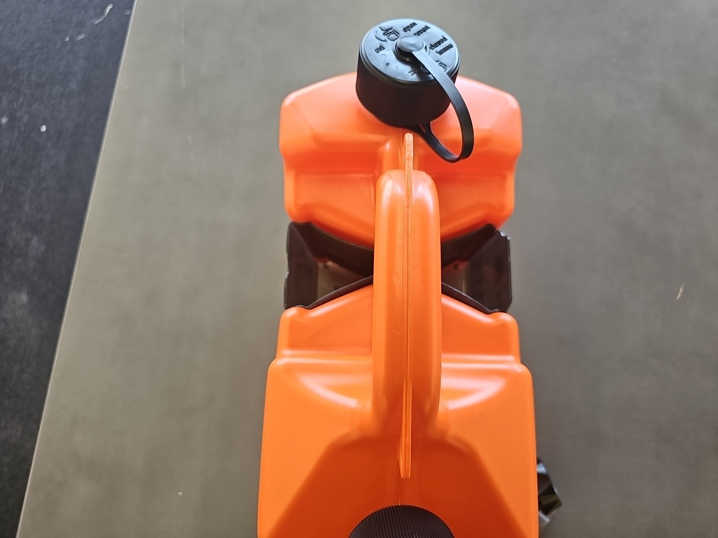 Practical 5L Oil Combi Can with Integrated Tool Carriers for Chainsaw Users