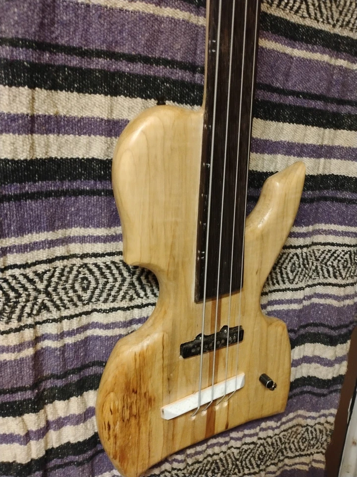 Bajo derecho sin trastes 4 cuerdas rizado arce Nemo Wishbass escala 34" J-PU Foto 3 de 4