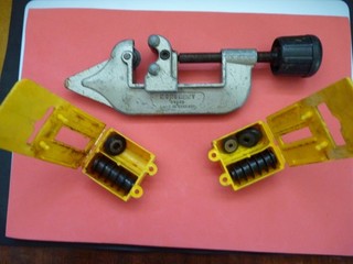 MONUMENT COPPER PIPE CUTTER AND 2 BOXS OF CUTTING WHEELS