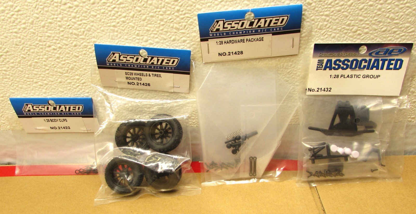 TEAM ASSOCIATED SC28 Front & Rear Wheels with Body Clips a H