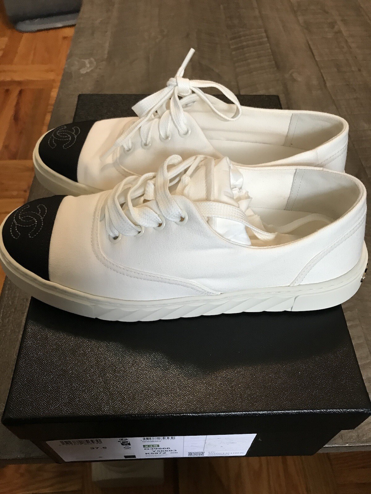 Size 7.5 - Chanel Sneaker White Black W