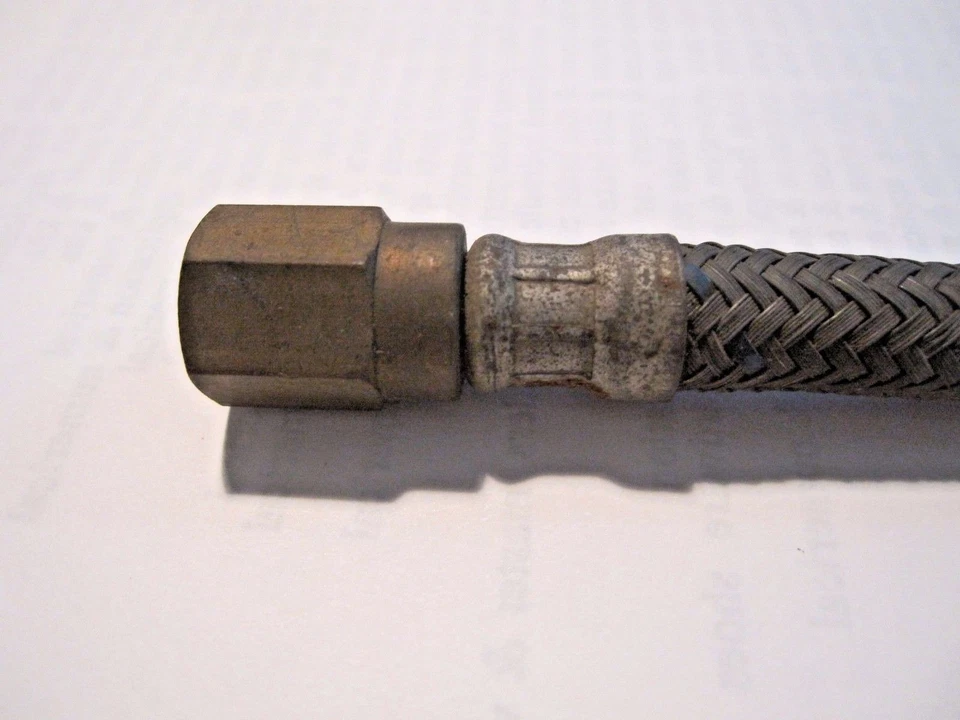 MANGUERA FLEXIBLE ENTRADA BOMBA COMBUSTIBLE FORD TAUNUS 15M NUEVO STOCK ANTIGUO Foto 3 de 3